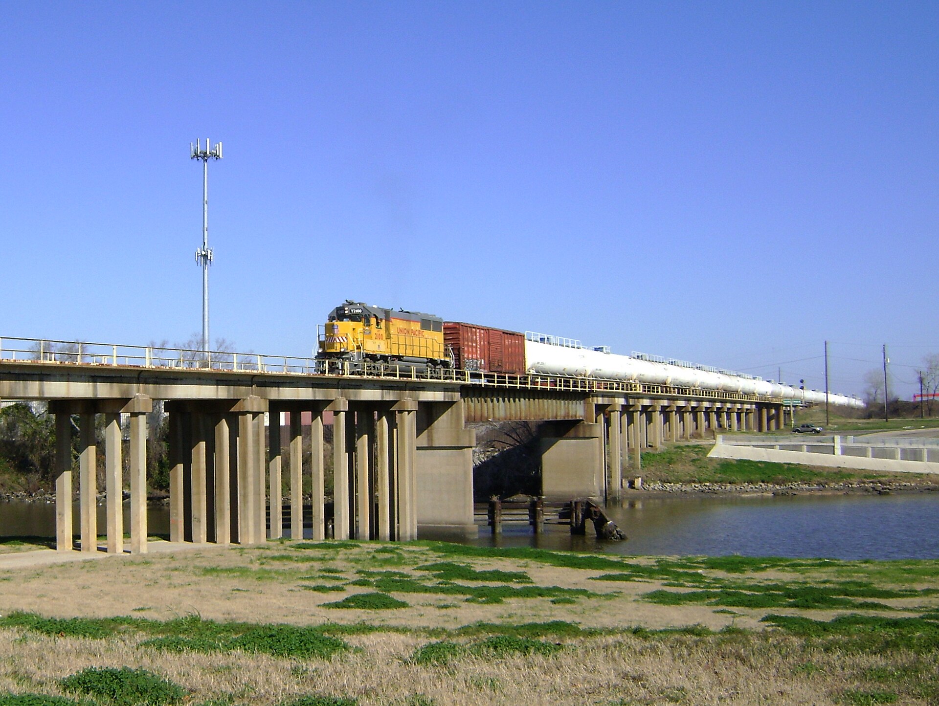 Railroad bridge over Brays Bayou, west of Harrisburg Blvd, Houston, Texas 0206101021