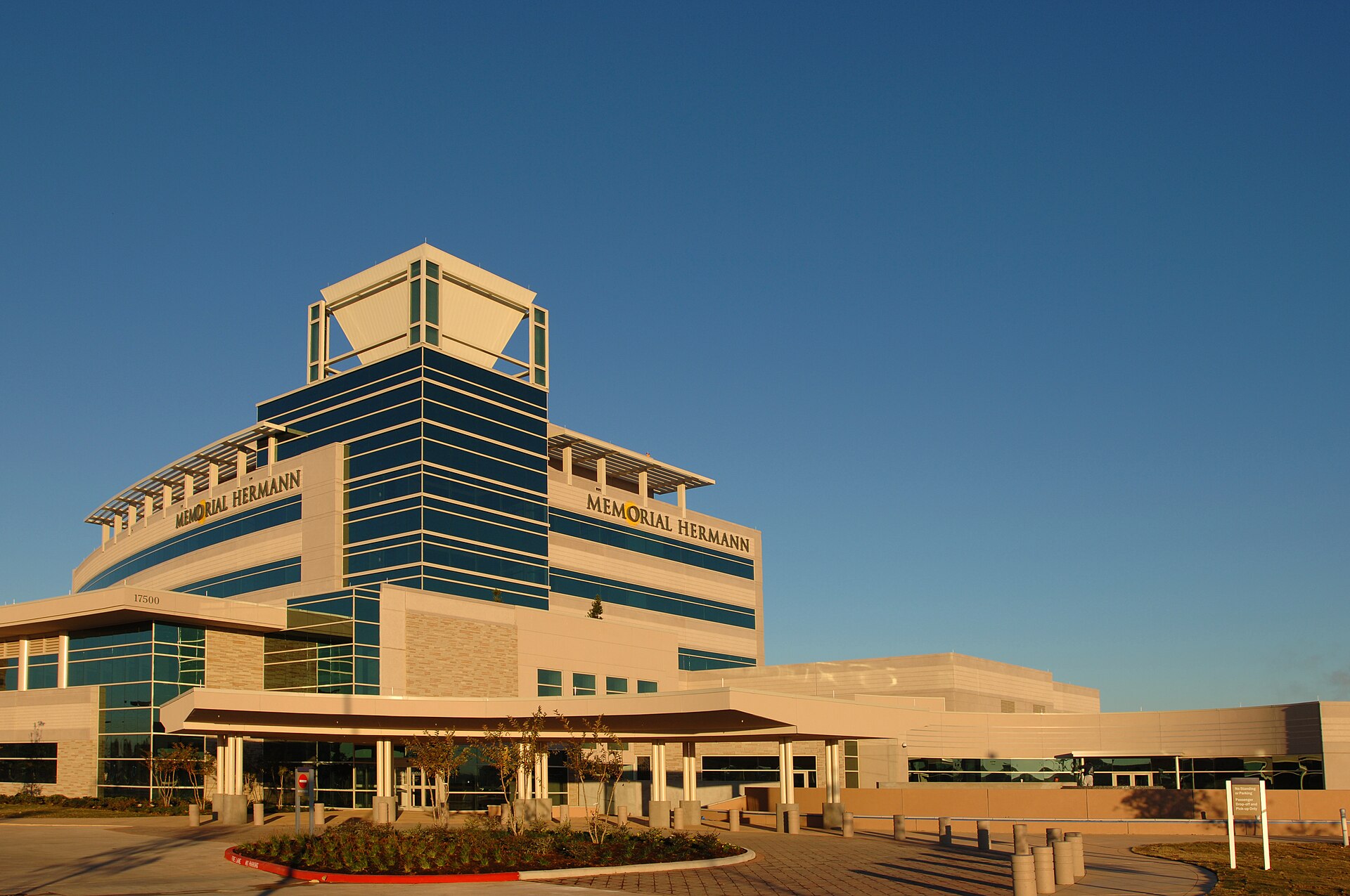 Memorial Hermann Sugar Land (Texas, USA) Medical Center, photographed shortly after sunrise on 21 November 2006, a few weeks before the hospital opened for business.